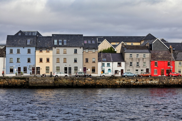 Galway, Irska Boemsko obmorsko mesto Galway (80 tisoč prebivalcev) velja za najbolj očarljivo in prikupno irsko mesto. Mesto je za …