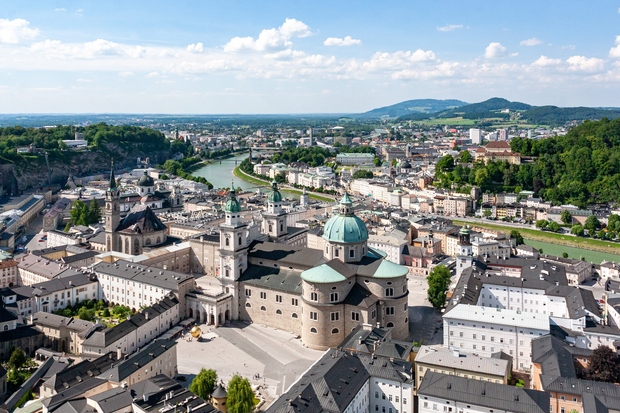 Salzburg, Avstrija Rojstno mesto glasbenega genija Wolfganga Amadeusa Mozarta bo v letu 2020 priredilo svoj stoti Salzburški festival (festival opere, …