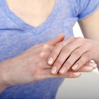 Kaj jesti, če imate artritis? Nutricionistka razkriva, kaj blaži in kaj poslabša bolečine v sklepih