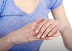 Kaj jesti, če imate artritis? Nutricionistka razkriva, kaj blaži in kaj poslabša bolečine v sklepih