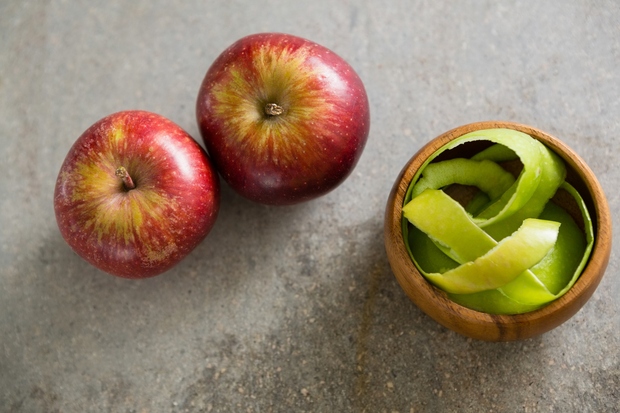 JABOLKA Srednje veliko jabolko ima 397.75 kJ (95 kcal) in 5 gramov vlaknin. Olupek pa vsebuje ursolno kislino, naravno rastlinsko …