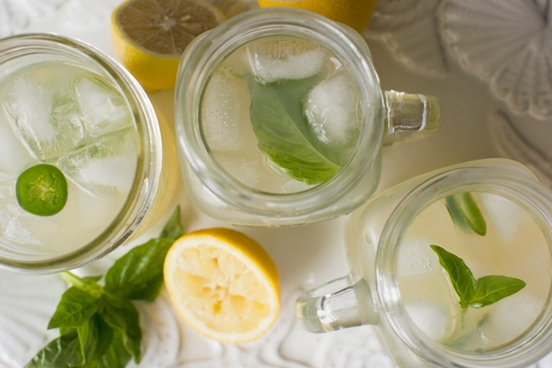 VODA Z LIMONO Voda z limono pripomore k urejeni prebavi, koži doda zdrav videz, lahko pomaga pri izgubi kilogramov in …