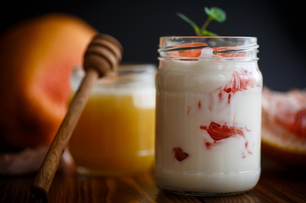 GRŠKI JOGURT Tudi jogurt je odličen vir beljakovin. Njegova pozitivna stran – privoščimo si ga lahko takoj, iz lončka. Le …