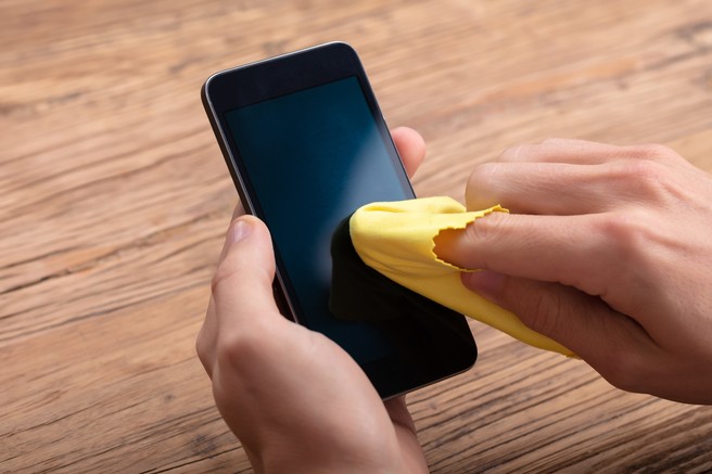 Koronavirus: kako pravilno očistiti telefon? (Covid-19 na steklu telefona preživi tudi 96 ur!)