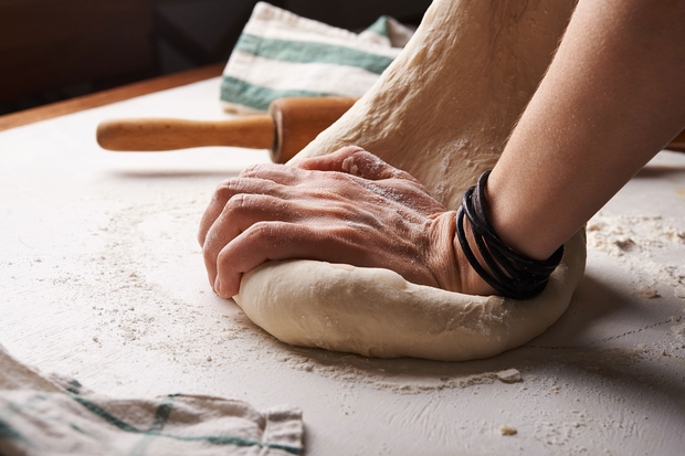 KRUH Z DROŽMI Idejo za pripravo smo poiskali na www.metropolitan.si, kjer je postopek za pripravo predstavila Anita Šumer, mojstrica peke …