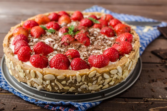 Slastna mandljeva torta z jagodami in malinami (brez sladkorja!)
