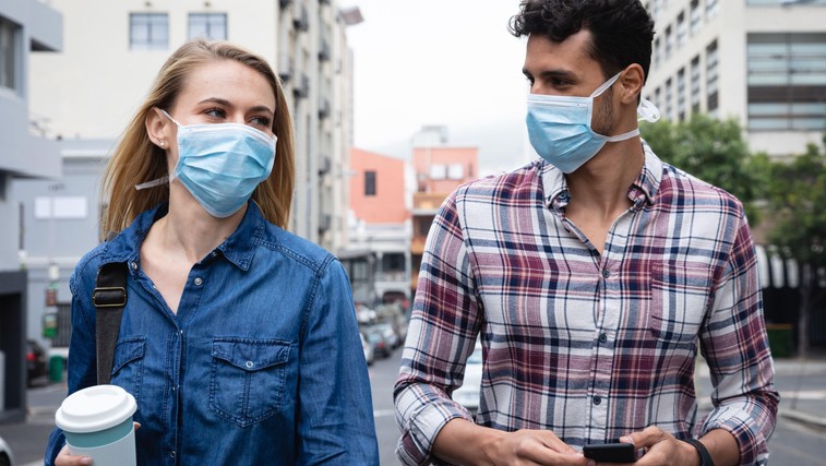 Ali bi morali nositi zaščitne maske ves čas in povsod? (foto: Profimedia)