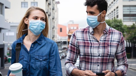 Ali bi morali nositi zaščitne maske ves čas in povsod?