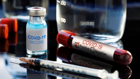 Nova spoznanja o koronavirusu postavljajo pod vprašaj možnost cepiva!