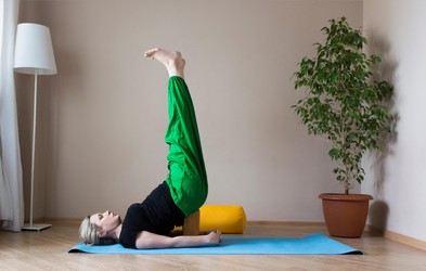 Hormonska joga - naravna terapija za ženske v srednjih letih (6 lahkih vaj za boljše počutje)