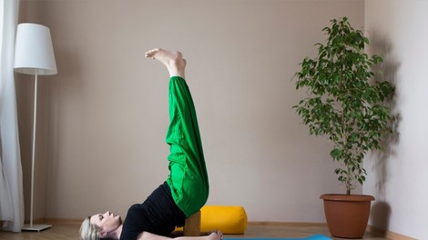 Hormonska joga - naravna terapija za ženske v srednjih letih (6 lahkih vaj za boljše počutje)