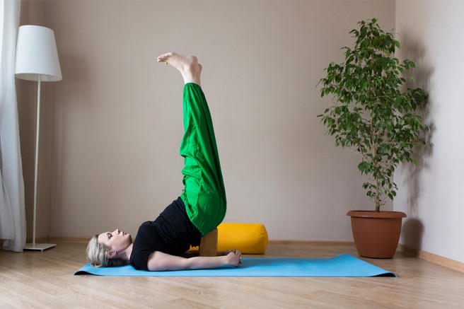 Hormonska joga - naravna terapija za ženske v srednjih letih (6 lahkih vaj za boljše počutje)