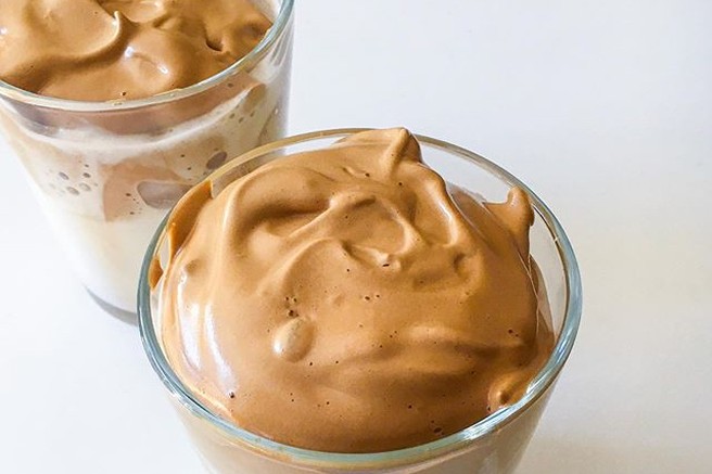 Dalgona kava (stepena kava) - je trenutno pravi hit ljudi v karanteni po vsem svetu (recept in priprava v videu)