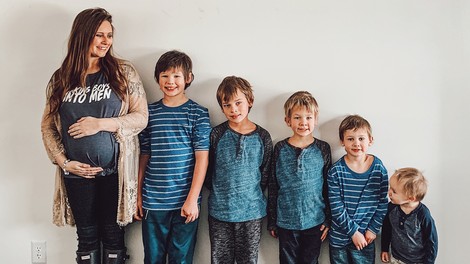 Super mama - pet sinov sama šola na domu (in ne samo v času koronavirusa)