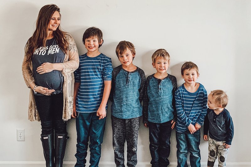 Super mama - pet sinov sama šola na domu (in ne samo v času koronavirusa) (foto: profimedia)