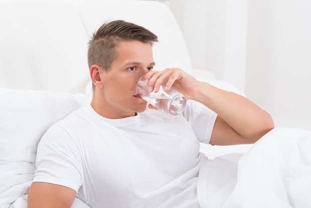Kozarec vode lahko postane gnezdišče za mikroorganizme. Ko tik pred spanjem naredite požirek vode ali se roba kozarca dotaknete z …