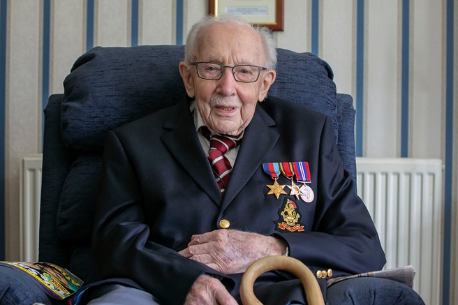Lepe zgodbe! Veteran zbral milijone za zdravstvene delavce, zdaj za 100. rojstni dan prejema na tisoče voščilnic