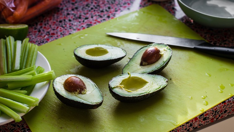 Kako doma vzgojiti avokado? (foto: Unsplash by Loouis Hansel)
