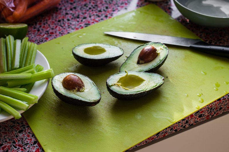 Kako doma vzgojiti avokado? (foto: Unsplash by Loouis Hansel)