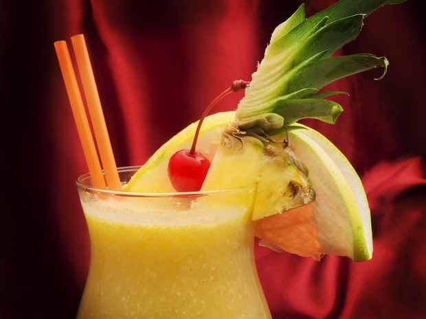 Pina Colada, Puerto Rico Koktajl je sestavljen iz belega ruma, kokosovega mleka in ananasovega soka. Podobno osvežilno pijačo naj bi …