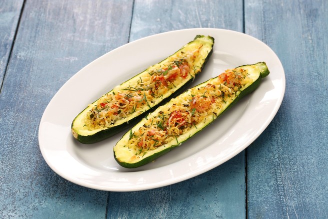 Recept za kosilo ali malico: Polnjeni bučkini čolnički