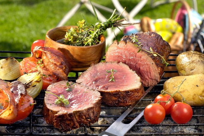 Boste zakurili žar? Ponudite najboljši steak, pečene kozice in krompir z zelišči
