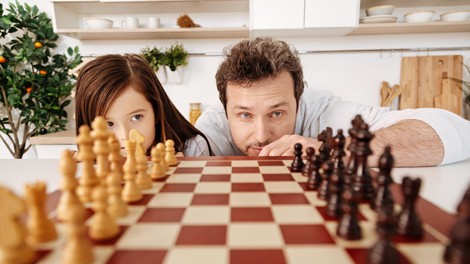 8 razlogov, zakaj šah dobro vpliva na možgane vseh starosti