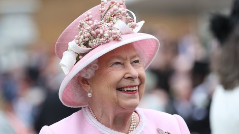 Slaščičar kraljice Elizabete II je razkril recept za slastno čajno pecivo, ki ga pripravlja za kraljevo družino (VIDEO)