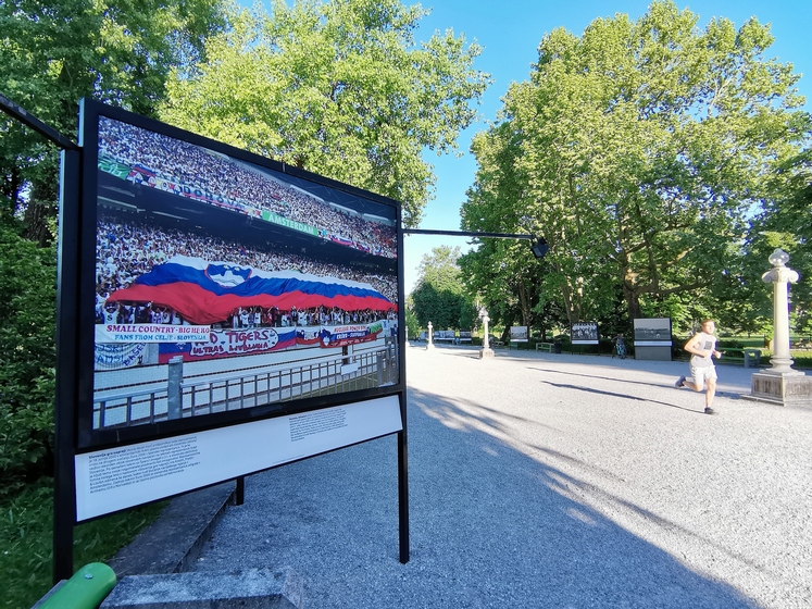 Fotografije je ob strokovni pomoči Nogometne zveze Slovenije in zgodovinarjev dr. Tomaža Pavlina in dr. Aleša Šafariča zbrala fotografinja in …