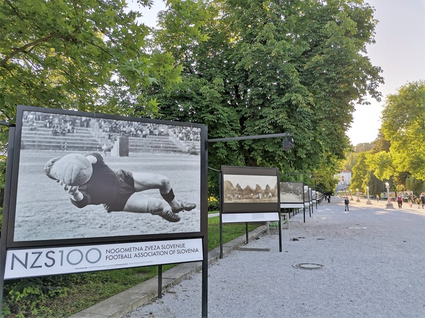 Ob jubileju je nogometna zveza razstavila 80 fotografij, ki bodo med 15. majem in 15. avgustom na ogled na Jakopičevem …