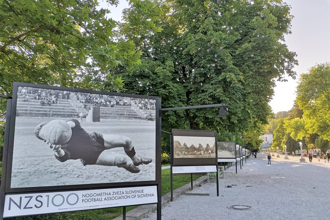 V Tivoliju fotografska razstava ob 100 letnici nogometa pri nas (fotogalerija)