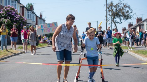 Za navdih: 9-letni Tobias s cerebralno paralizo zaključil svoj dobrodelni maraton!