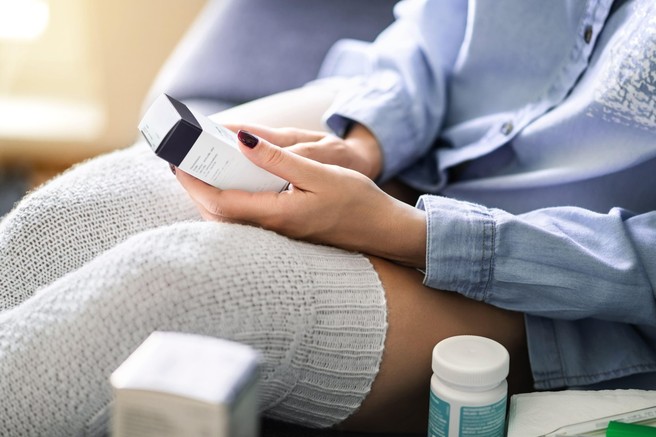 Ob okužbi s koronavirusom: je res bolje vzeti paracetamol kot ibuprofen?