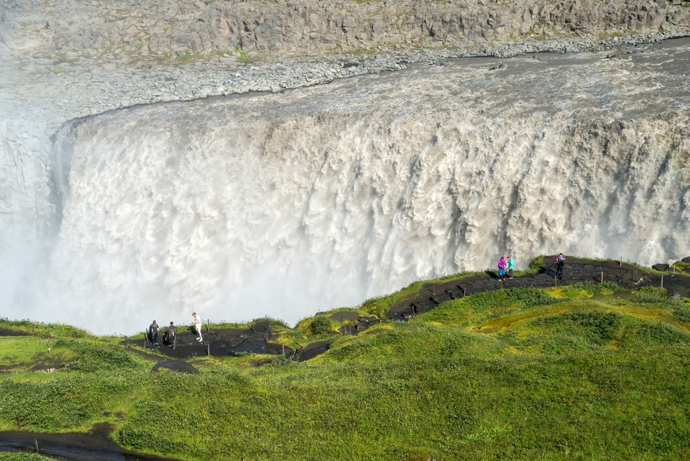 Slap Dettifoss, Islandija Mogočen slap slovi kot najmočnejši v Evropi. Količina vode, ki se zliva s 45 metrov, lahko menda …