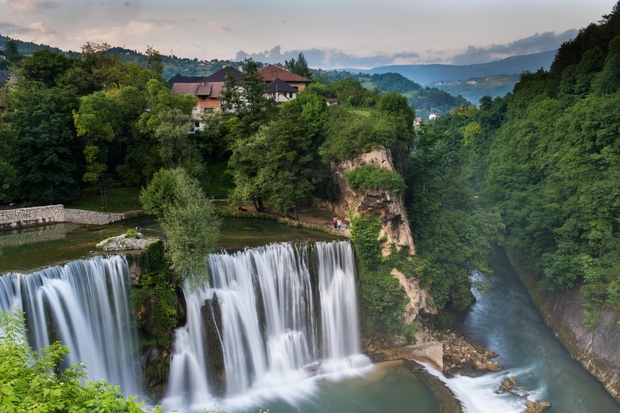 Slap Pliva, Bosna in Hercegovina 21 metrov visok slap je najlepša znamenitost mesta Jajce. Prek njega se reka Pliva zliva …