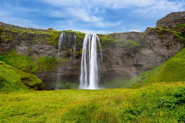 Slap Seljalandsfoss, Islandija Slap se nahaja na južni obali Islandije. In preko klifa, ki je nekoč predstavljal obalo, pada 60 …