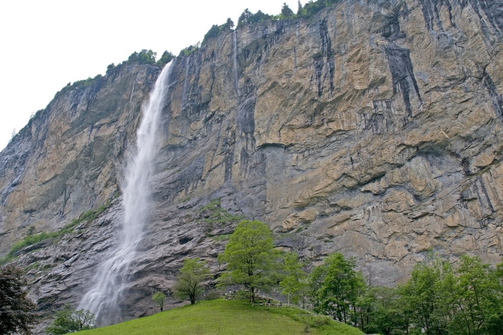 Slap Staubbachfall, Švica Tretji največji slap v Švici pada s previsne stene kar 298 metrov globoko. Je eden redkih tako …