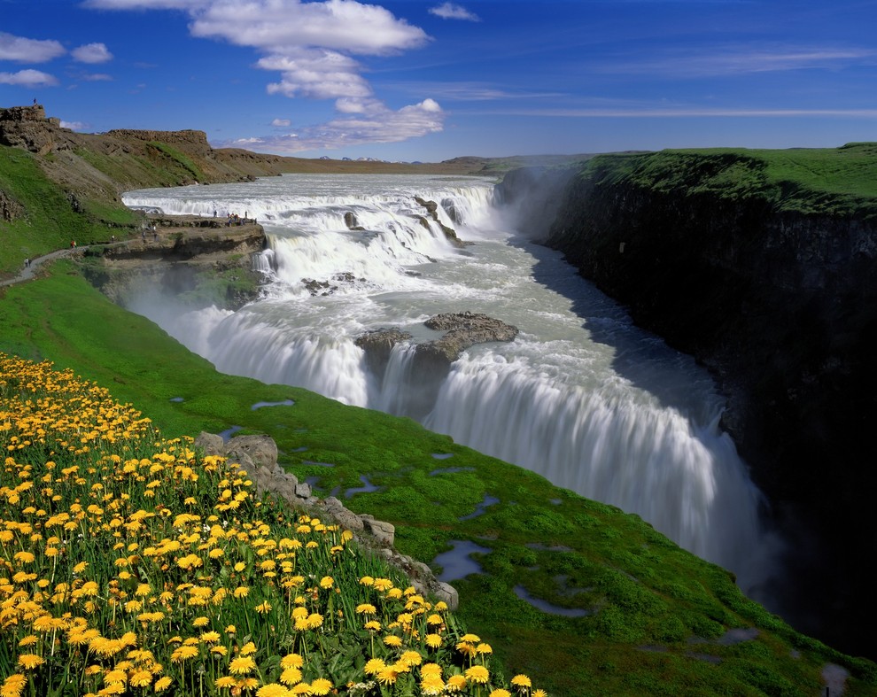 Gullfoss ali Zlati slap, Islandija Mogočen slap se nahaja v kanjonu reke Hvítá na jugozahodu Islandije. Je eden od treh …