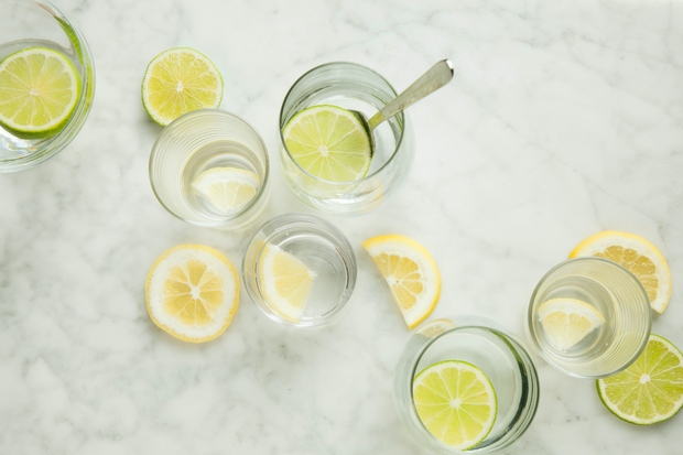 Kozarec vode z limono Pol ure pred prvim jutranjim obrokom popijte kozarec vode s sveže stisnjenim limoninim sokom. Takšen napitek …