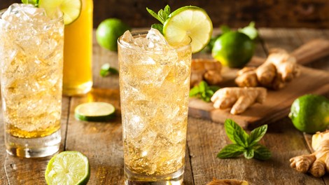 RECEPT: Poživljajoč ingverjev ledeni čaj s citrusi