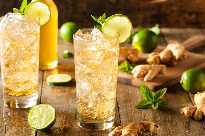 RECEPT: Poživljajoč ingverjev ledeni čaj s citrusi