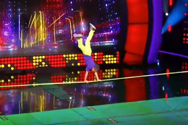 Poglejte, kakšne nore trike izvaja ta deček na elastiki slackline! (+ dobri razlogi, zakaj bi morali preizkusiti tudi vi)