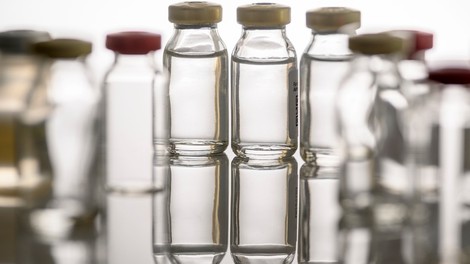 Svet je pred izzivom: kako proizvesti in distribuirati milijardo cepiv hkrati?