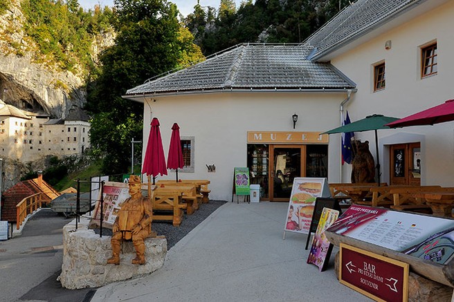 Na izlet z otroki: Muzej Stara dama v Predjami - zgodbe 1. svetovne vojne in lovstvo