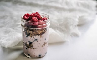 Poletna sladica ali zajtrk v lončku: grški jogurt z oreščki in borovničevo omako