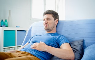 8 preverjenih načinov, kako se hitro znebiti napihnjenosti (in kdaj bi vas moralo skrbeti)