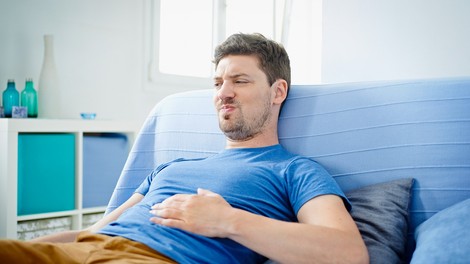 8 preverjenih načinov, kako se hitro znebiti napihnjenosti (in kdaj bi vas moralo skrbeti)