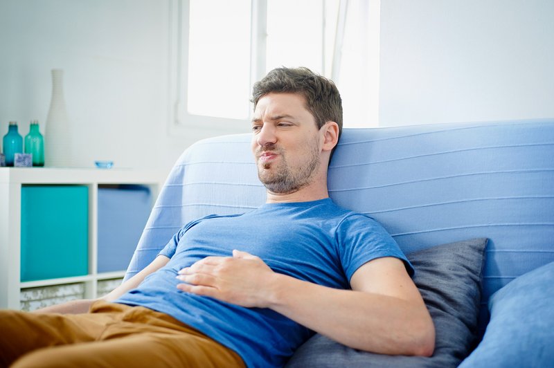 8 preverjenih načinov, kako se hitro znebiti napihnjenosti (in kdaj bi vas moralo skrbeti) (foto: Profimedia)