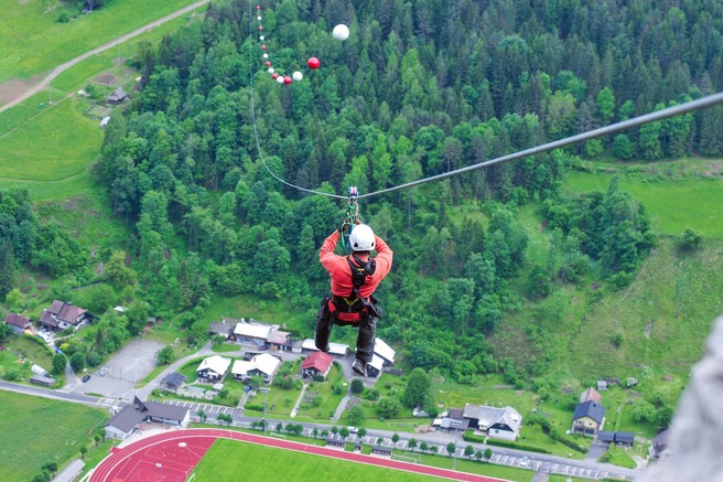 V Črni na Koroškem odprli najdaljšo jeklenico za spuste v Sloveniji! Minuta spusta in 120 km na uro