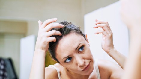 Če vas neprestano srbi lasišče in ste dobili prhljaj … Lahko gre tudi za luskavico in z zdravljenjem morate začeti ta trenutek!